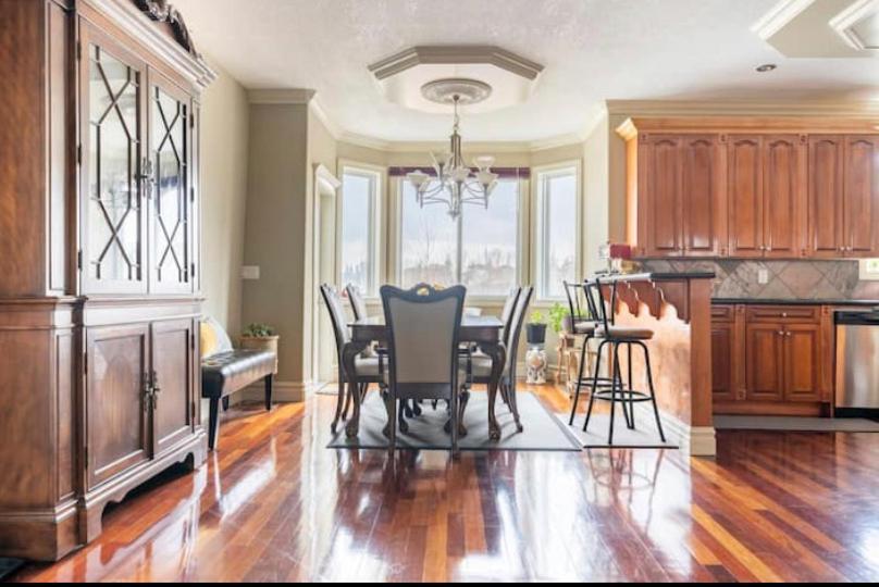 Royal Highland Livingroom Bedroom * Calgary