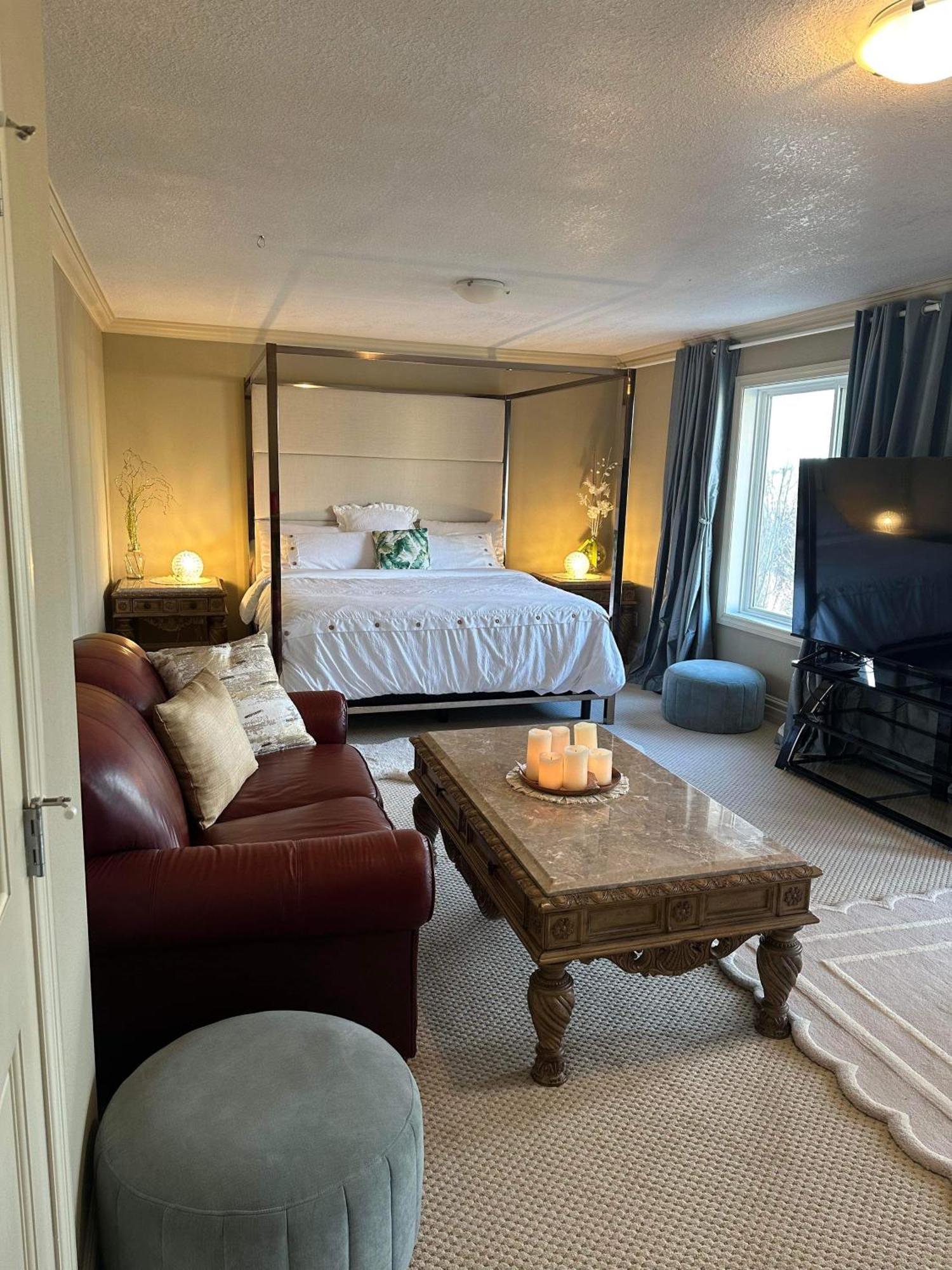 Royal Highland Livingroom Bedroom * Calgary