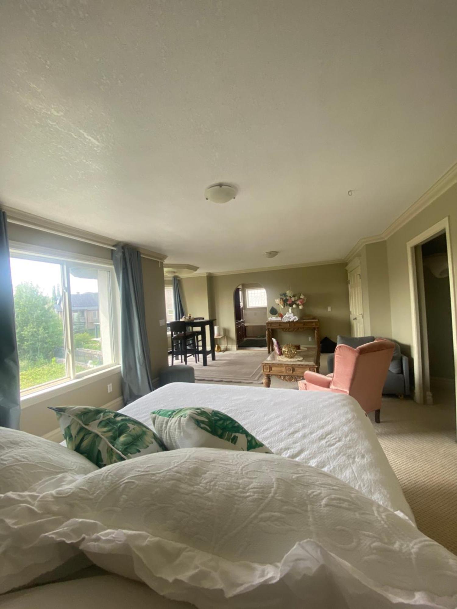 Royal Highland Livingroom Bedroom Homestay Calgary